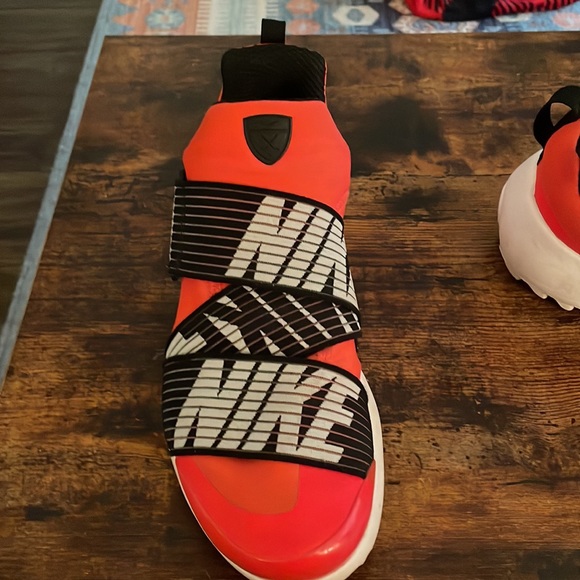 Nike Golf Shoes. Sz 11. Molded bottoms - Picture 2 of 6